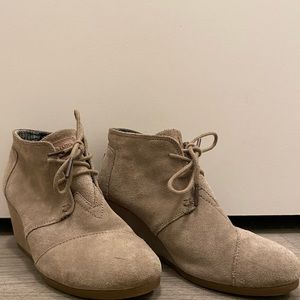 Toms wedge booties size 8 taupe